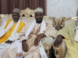VISITE CHEZ LE KHALIFE DES MOURIDES CONDUISANT UNE DELEGATION AU NOM DU KHALIFE DE MEDINA BAYE CHEIKH MAHI IBRAHIMA NIASS